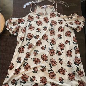 Maternity blouse floral print, in good condition.